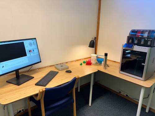 Skolen har fått en 3Dprinter som elevene får øve seg på.